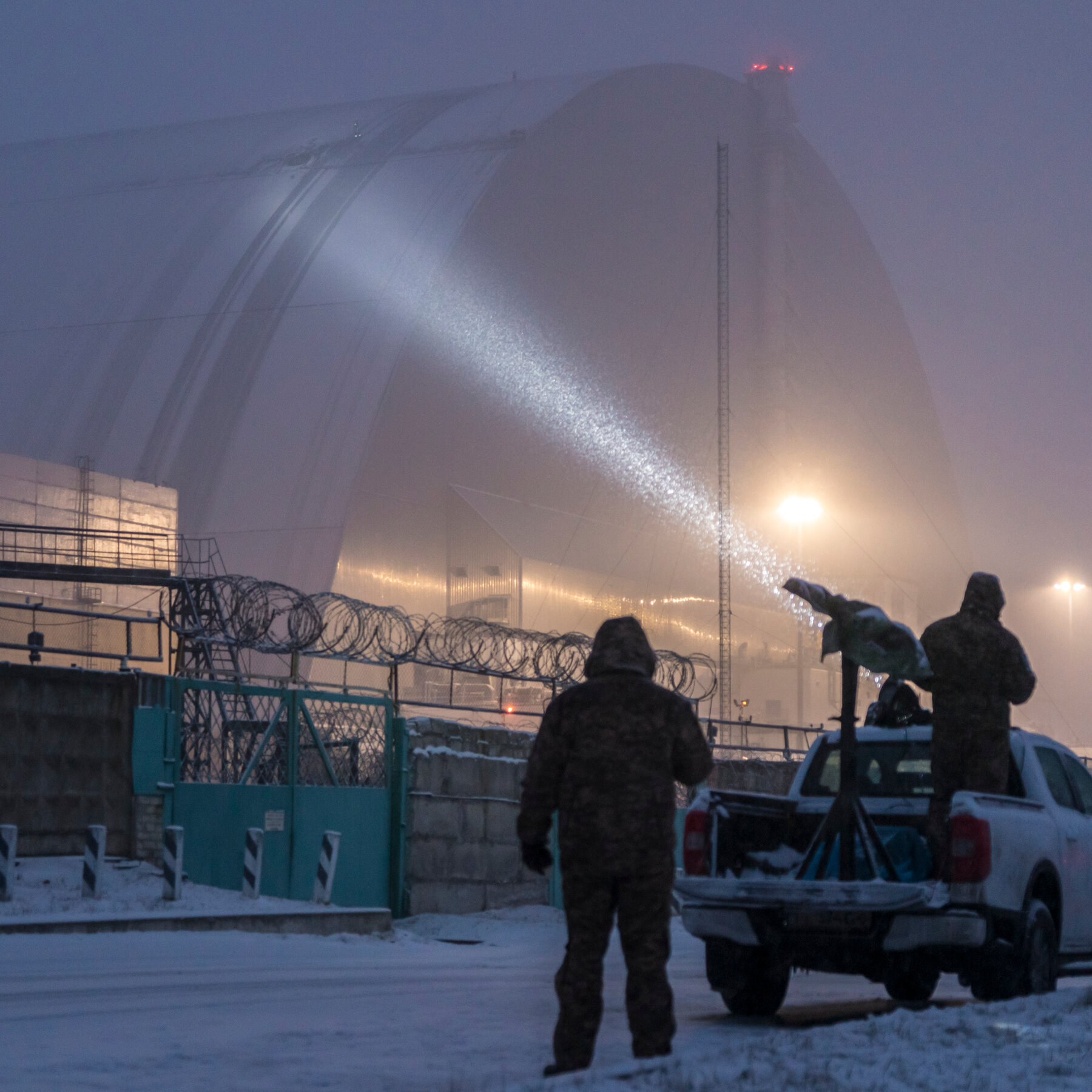 High Above Chernobyl, Workers Grapple With Ice, Fire and Nuclear Fears